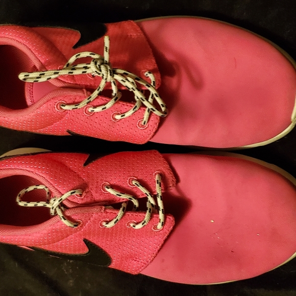 Pink Roche runs - Picture 2 of 3